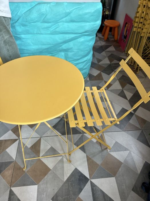 Mesa rotonda e 2 cadeiras