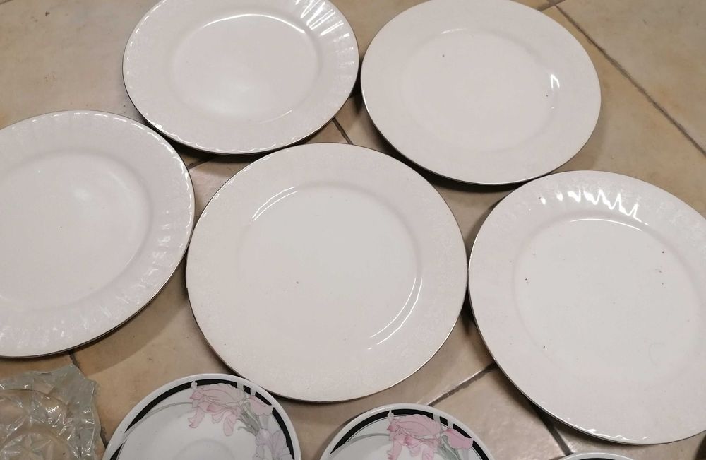 Pratos rasos e de sobremesa, cinzeiro de vidro, tudo por 5€