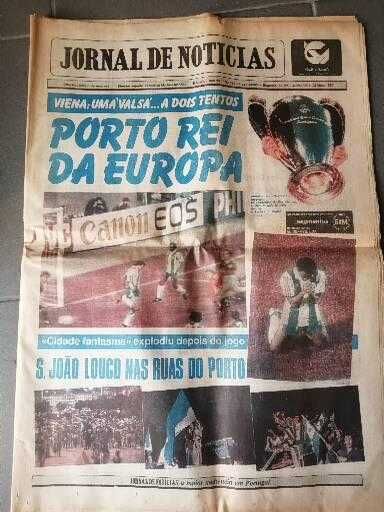 Jornais e revistas antigas. São mais de 35 peças