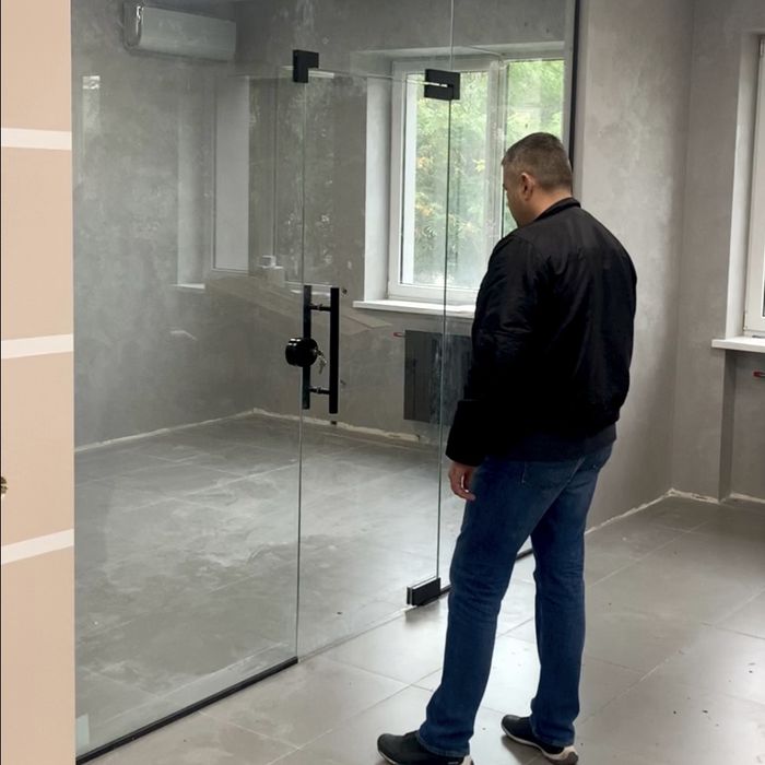 Скляні двері,огорожі, Стеклянные безрамные двери, перегородки, витрины