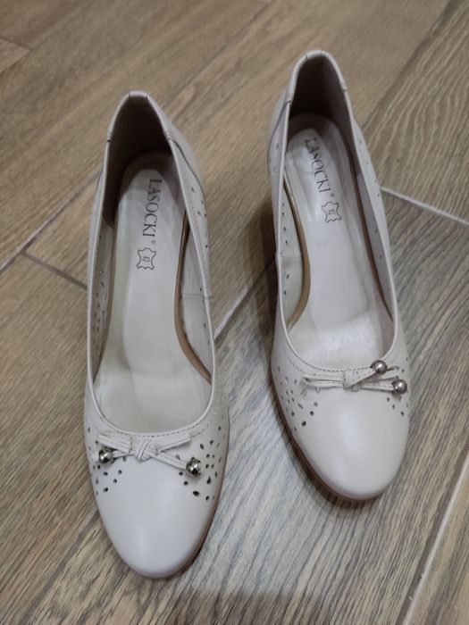 Kremowe pantofle buty Lasocki 41 skóra bdb jak nowe