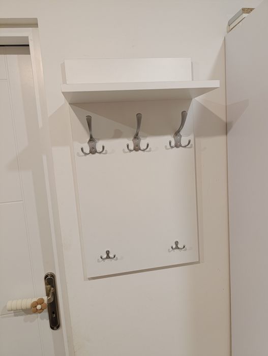 Wieszak na kurtki z półką