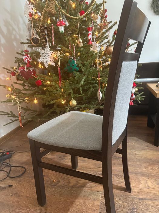 Drewniane krzesła tapicerowane