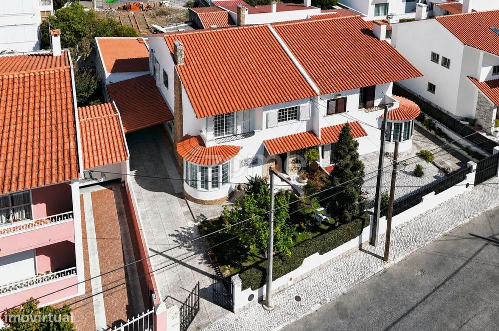 Moradia com garagem e espaço exterior