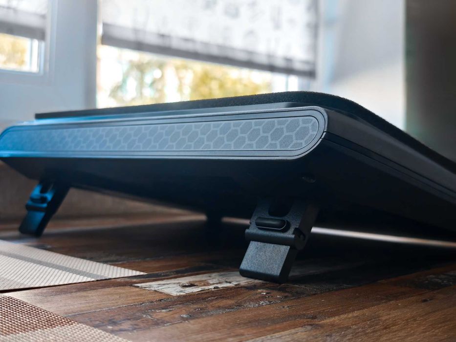 llano V10 / V12  Вакуумная охлаждающая подставка  для ноутбука