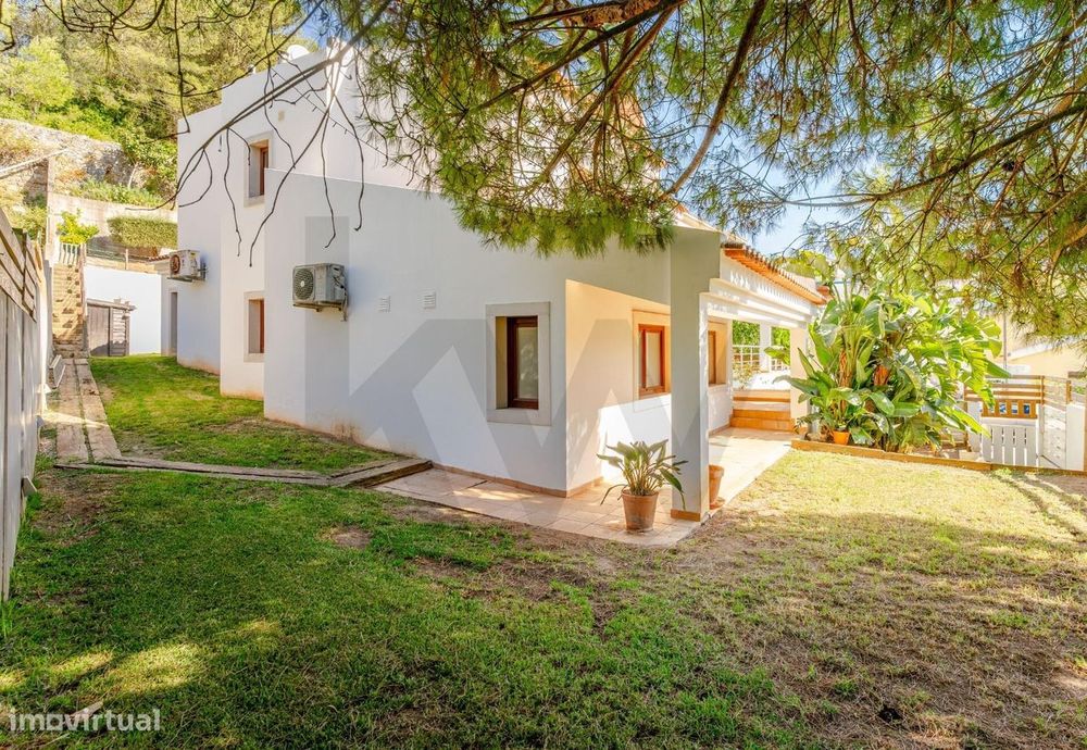 Moradia T4+1 com piscina, jardim amplo e garagem | Barcarena