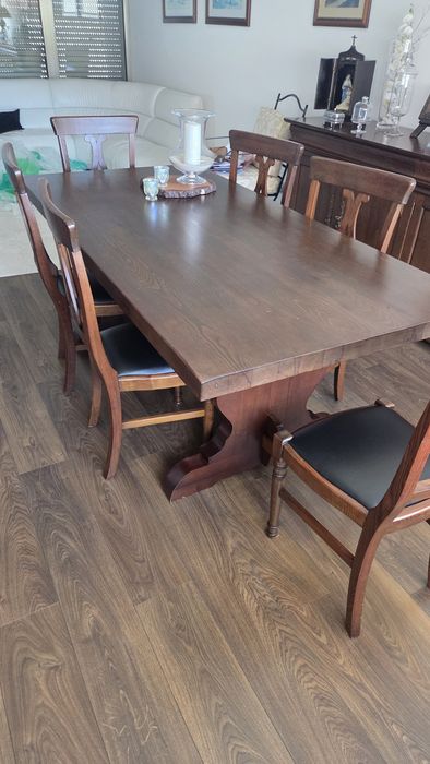 Mesa de Sala de jantar e conjunto de cadeiras