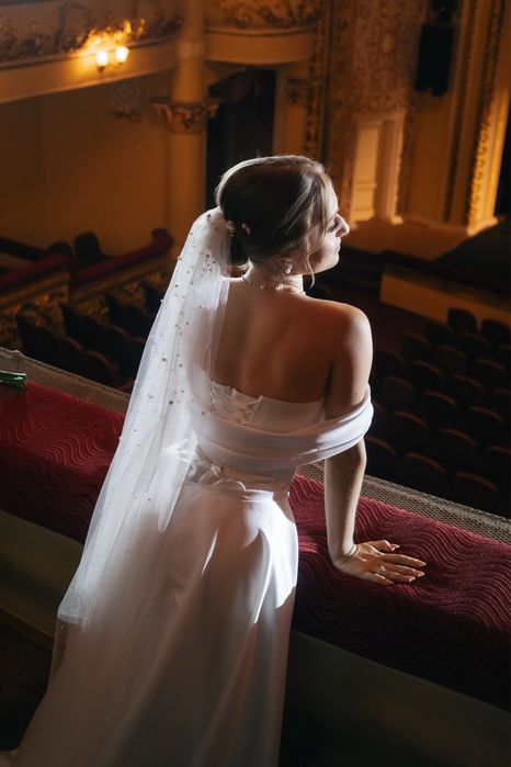 Шикарна весільна сукня з відстібним шлейфом