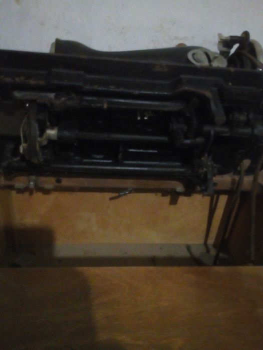 Продам швейную машинку со станиной .