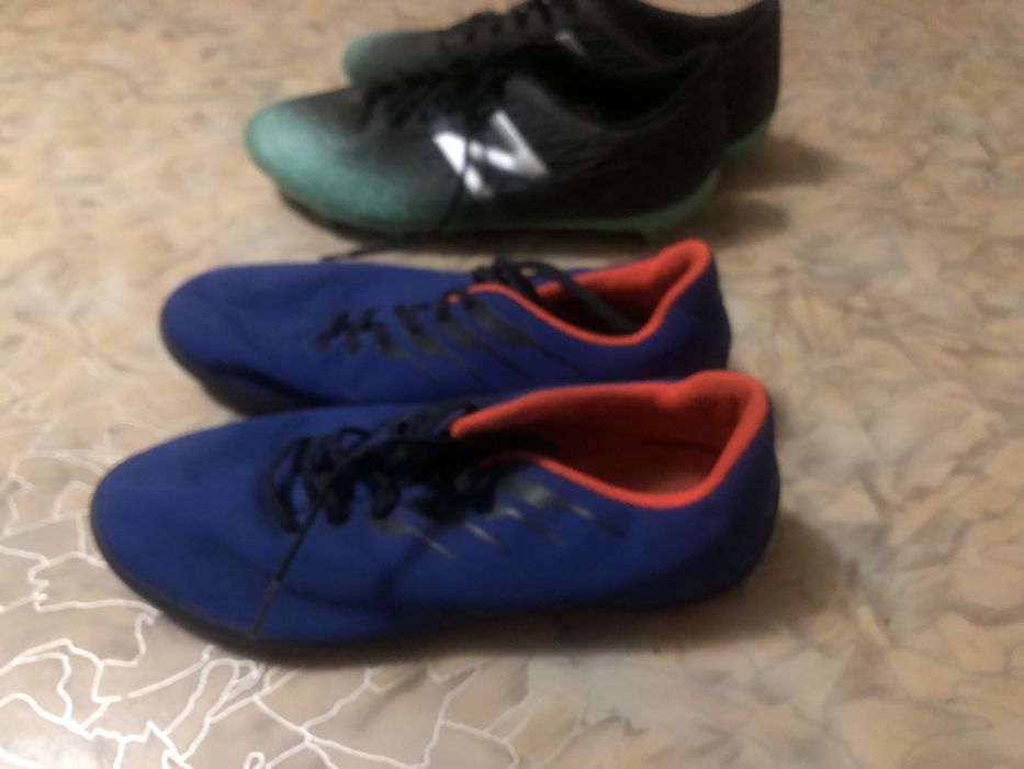 Взуття для футболу. Кросівки та шиповки. 40 розмір.