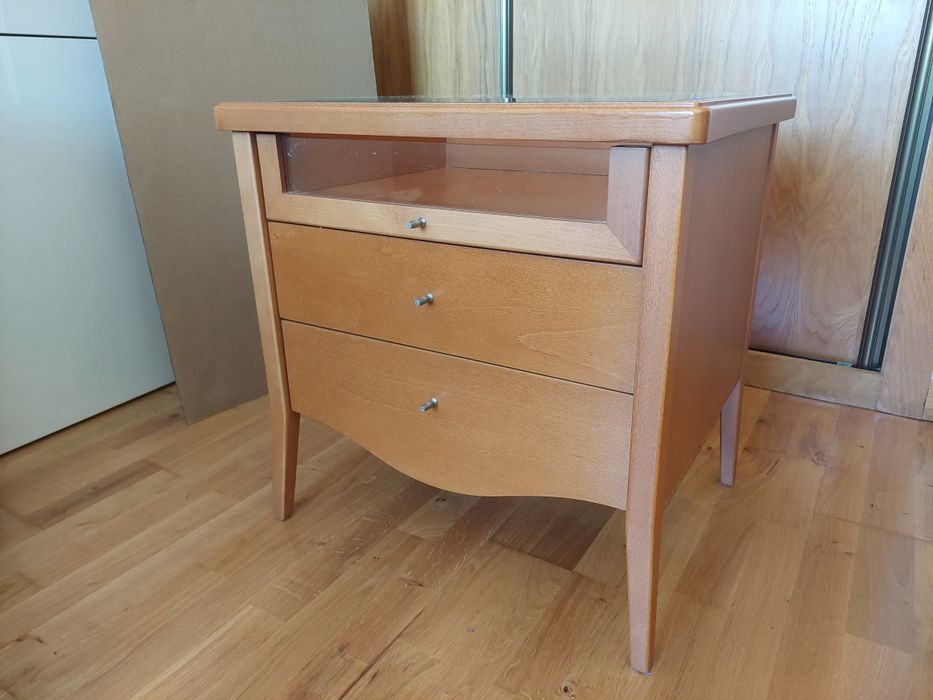 Cama de casal em madeira com colchão e 1 mesa de cabeceira