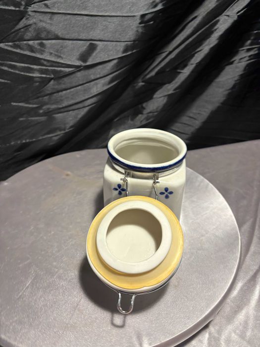 Ceramiczny pojemnik kuchenny z zamknięciem – biało-kobaltowy