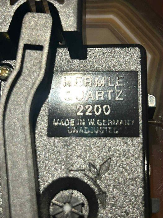 Relógio com pêndulo e pedra natural