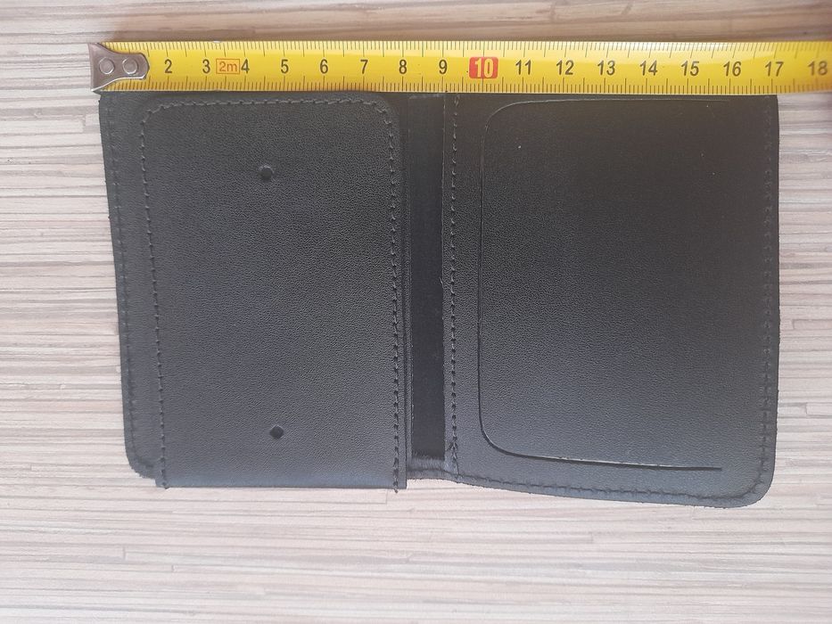 Etui policyjne brytyjskie na dokumenty.