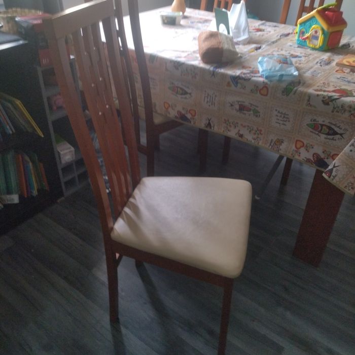 Mesa para venda com 4 cadeiras