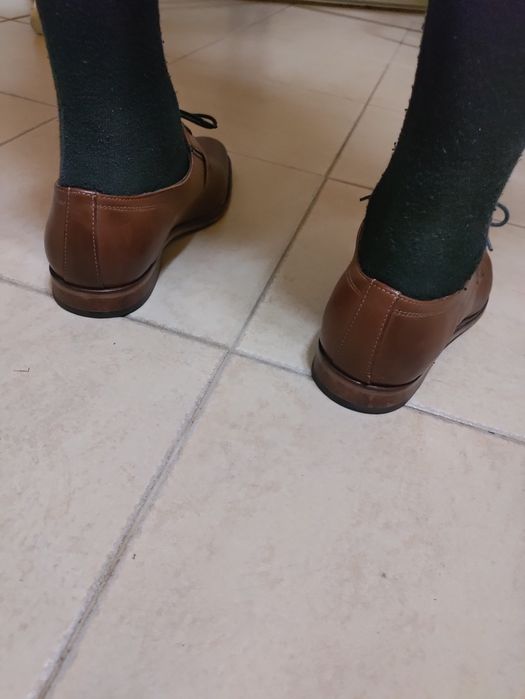 Sapatos de couro castanhos semi-novos