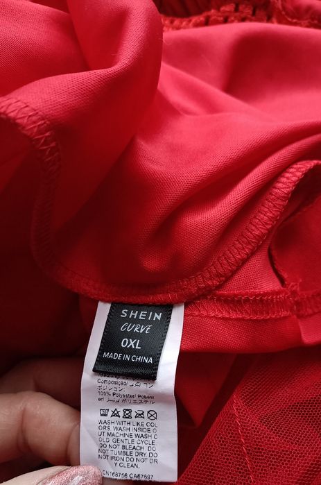 Czerwona sukienka z tiulu i koronki. Shein