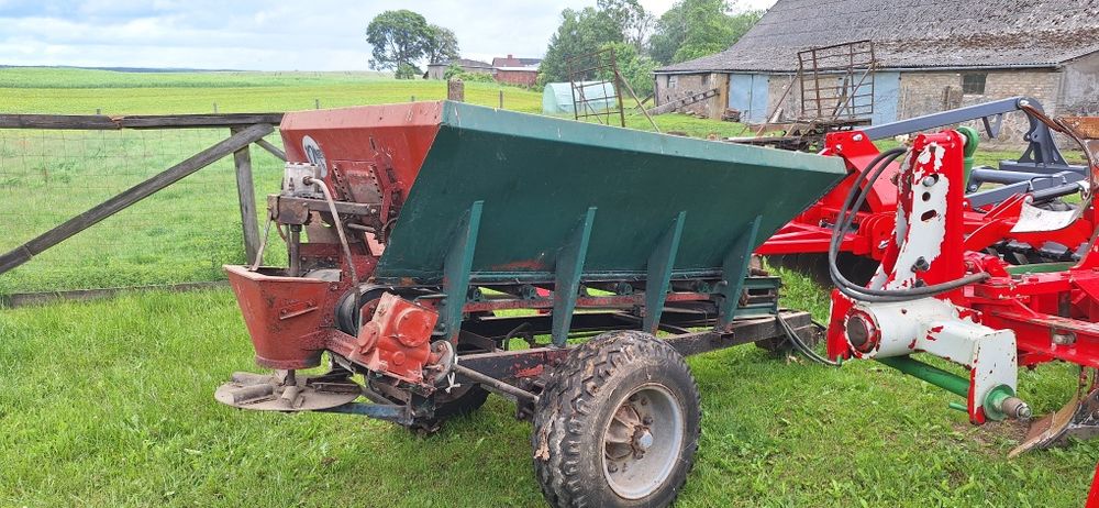 Rozsiewacz wapna piast 1500kg