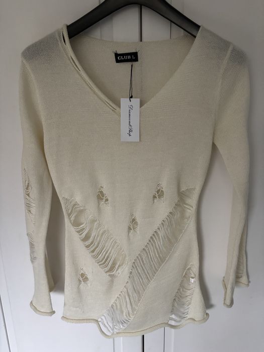 Sweter z dziurami poszarpany rozkloszowane szwrokie rekawy