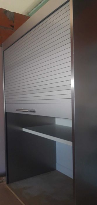 Armário persiana de apoio no tampo