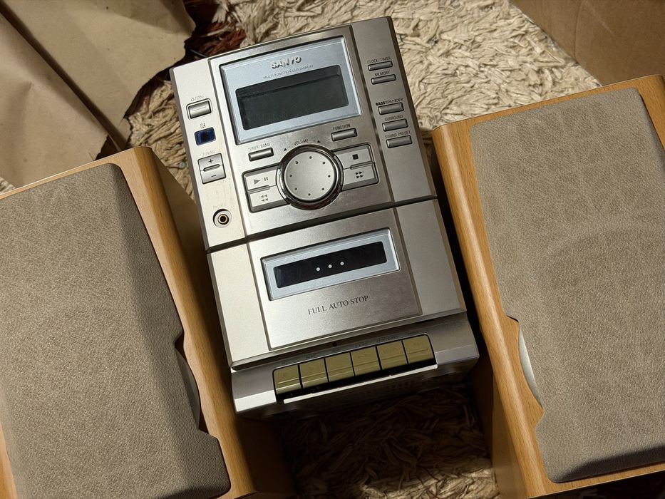 Продам міні музичний центр SANYO з колонками та пультом.