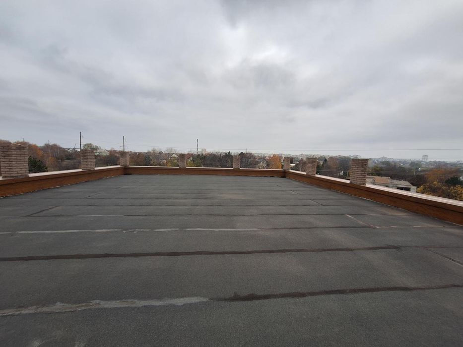 Окремо розташована будівля 1300 м² на виїзді до Дніпра