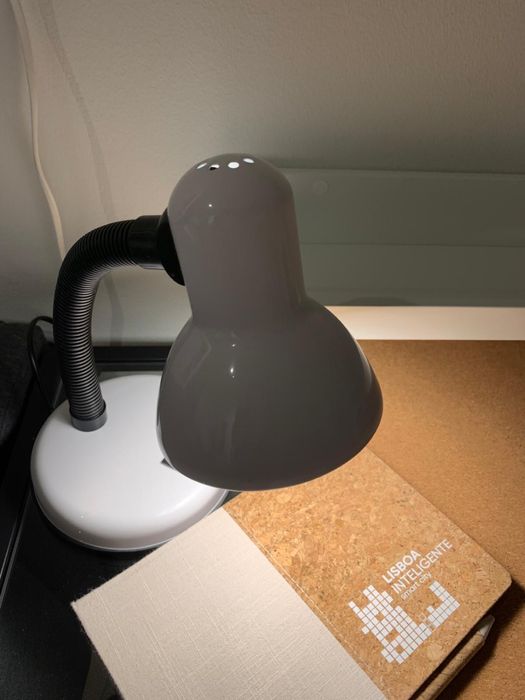 Candeeiro de secretária nunca usado.