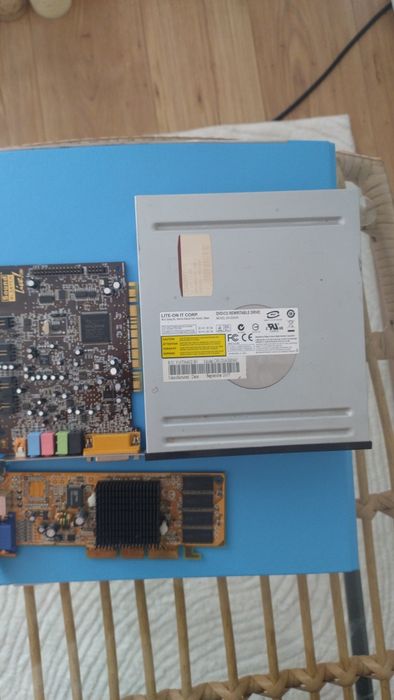 Zestaw retro PC – karta dźwiękowa SB Live!, karta graficzna GeForce4 MX, napęd DVD