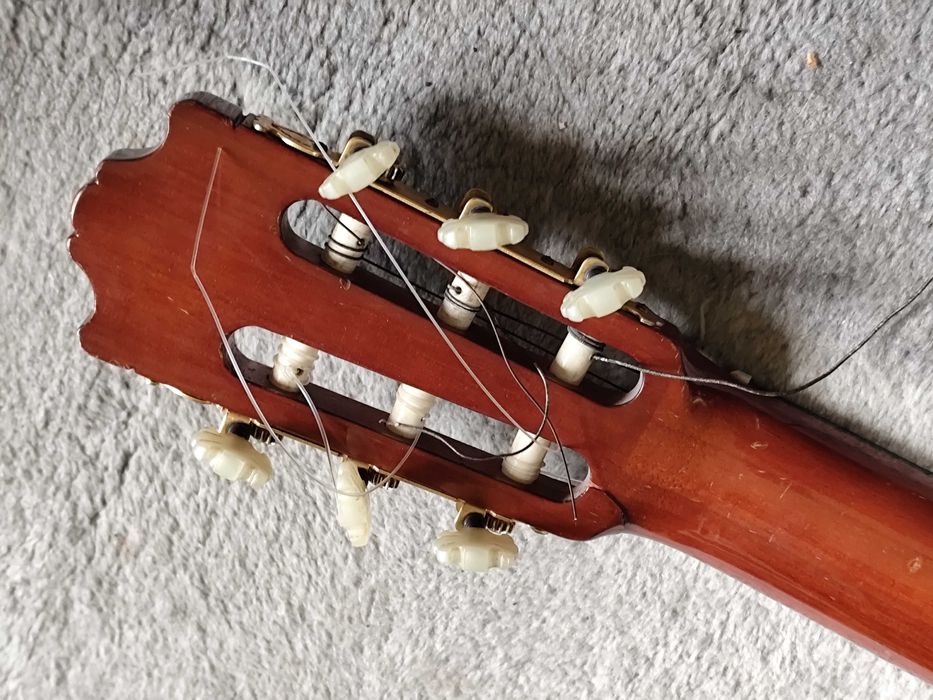 klasyczna gitara Yamaha G 235 made in Taiwan