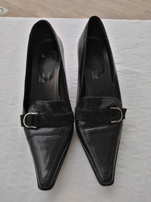 Sapatos Pretos de Pele