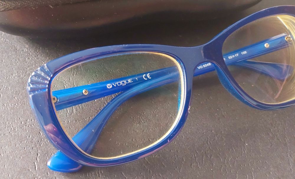 Óculos Vogue de massa modelo feminino