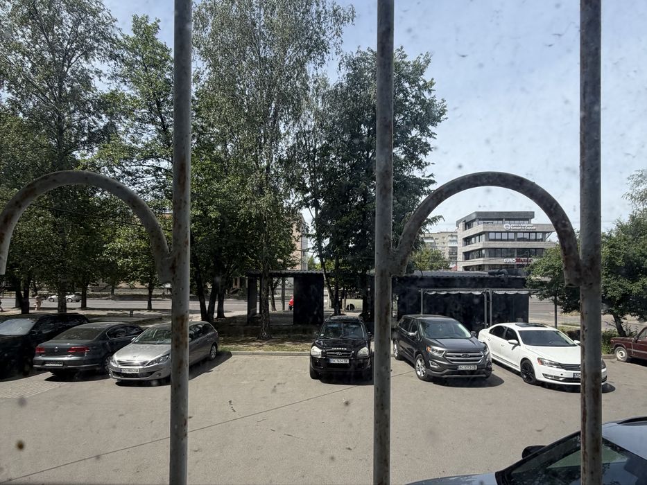 Продаж 3-кімнатної квартира на 1-му поверсі у зручному районі пр.Відродження