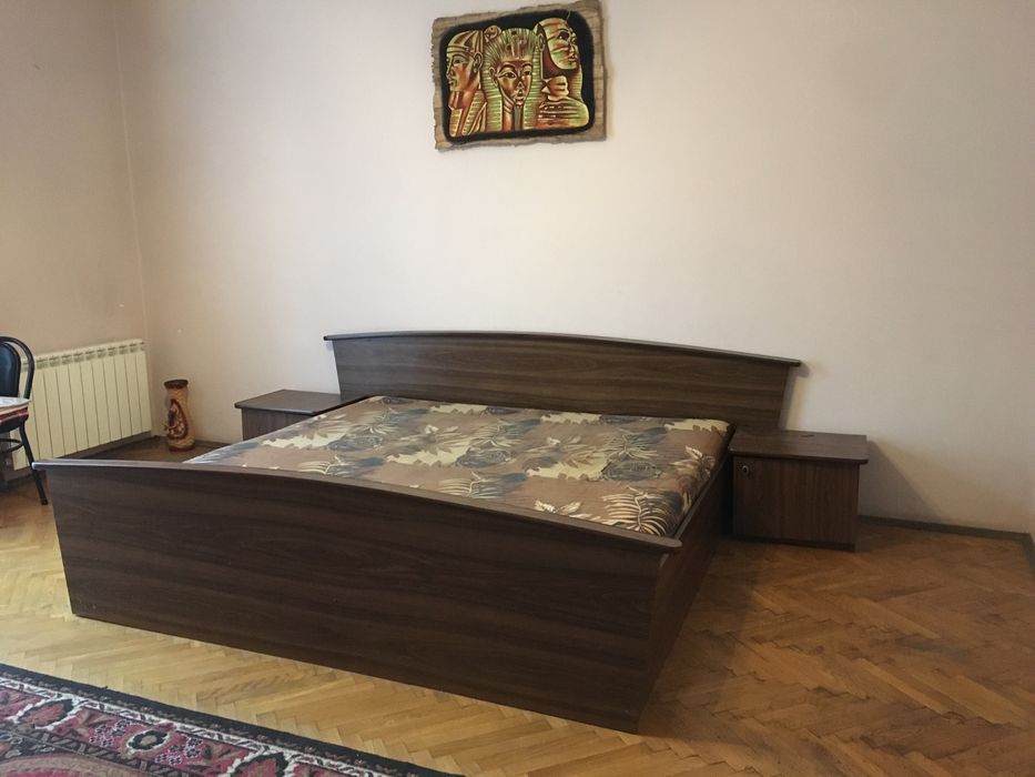 Кровать 2.50 на 2.30 з матрасом 2.00 на 2.00 та тумбочками б.у