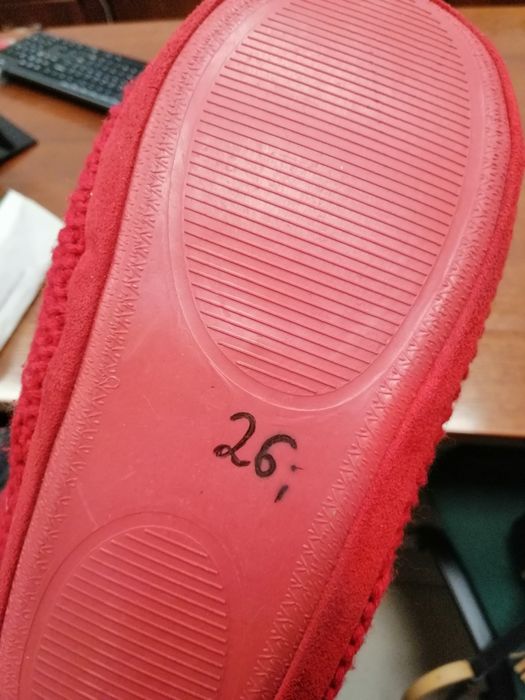 Przytulne kapcie w kolorze czerwonym