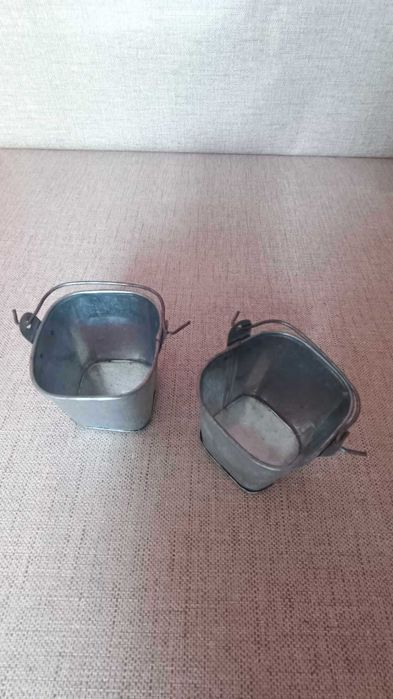 Baldes pequeninos em metal