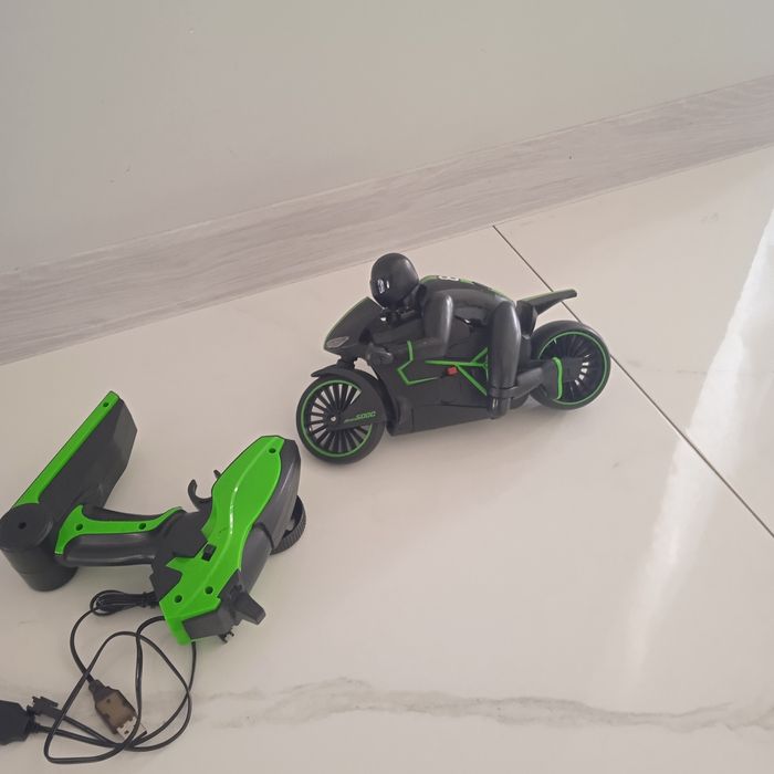 Motor ścigacz sterowan jak nowy  na akumulator,