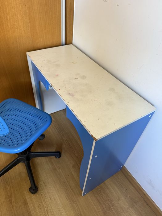 Mesa e cadeira azul