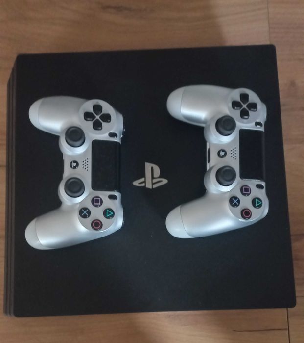 PS 4 PRO wersja CUH - 7216B i dwa pady Play Station 1TB