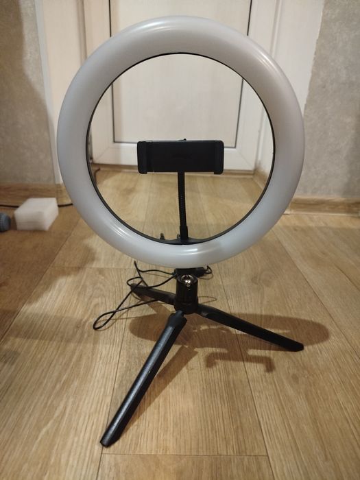 Кільцева лампа з тримачем Trust для блогу та стримів