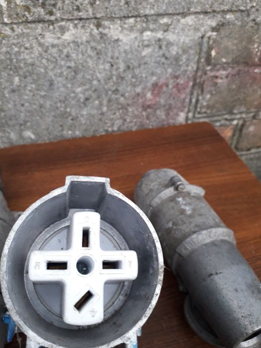 Wtyki,  gniazda na płaskie bolce