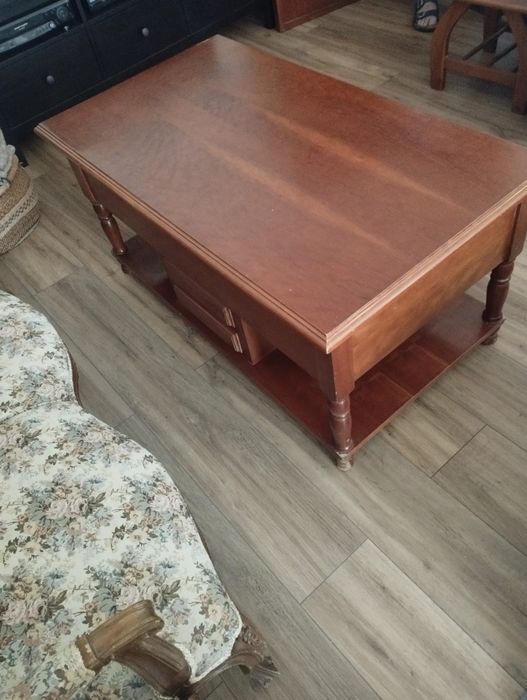 Mesa de sala de madeira cerejeira