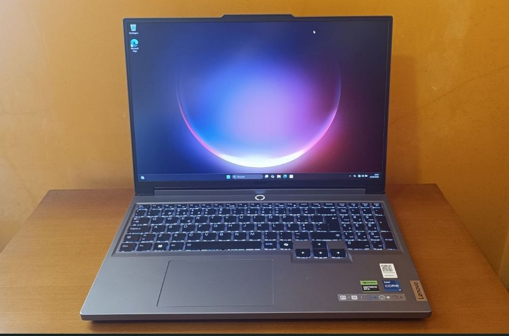 Portátil Gaming Lenovo Legion 5i 16" (RTX 4070, i7 14ª Gen, 32GB RAM)