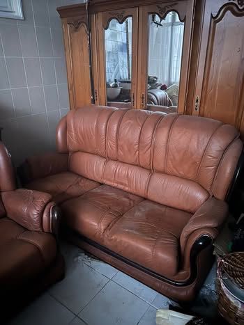 Conjunto de sofá em pele e cadeirões