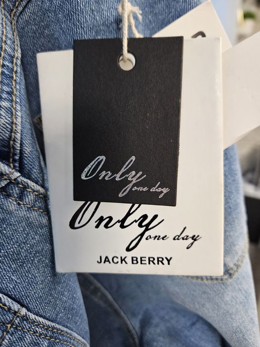 Nowe z metką przepiękne spodnie jeansowe w serduszkami Only one day ro