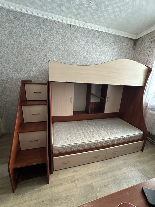 Двохярусне ліжко