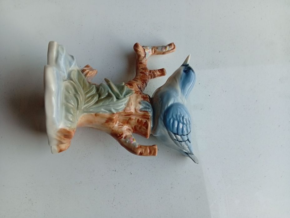 Figurka porcelanowa niebieskiego ptaka.