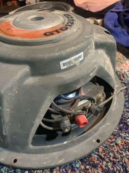 Vende se subwoofers JBL