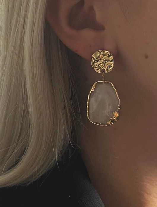 Złote kolczyki stal