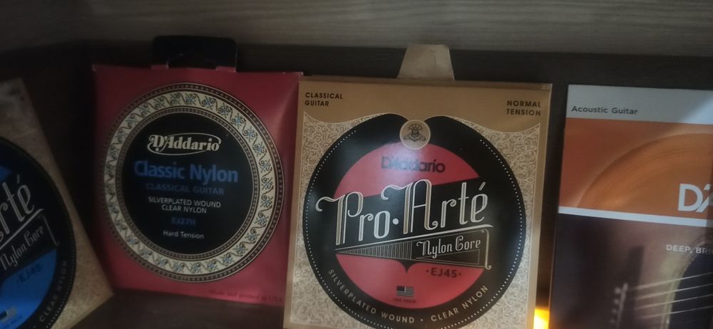 Продаж та заміна струн на акустичних та електрогітарах