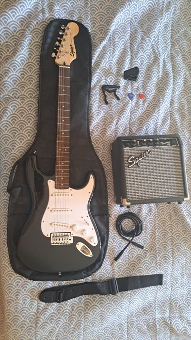 Conjunto Guitarra Elétrica Fender Squier Stratocaster